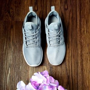 Women's Nike Roshe Grey Size 10